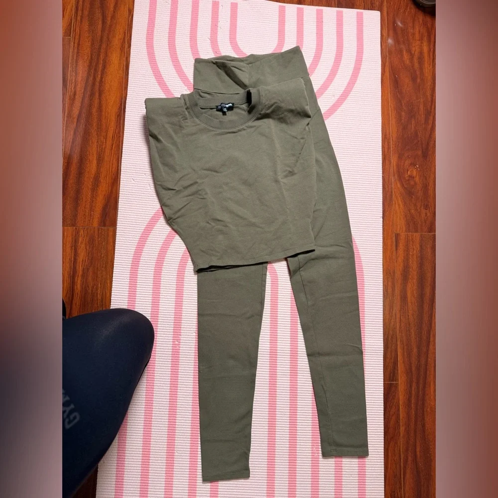 Olive Green shoulder pad  Top and Leggings Set - Picture 4 of 8